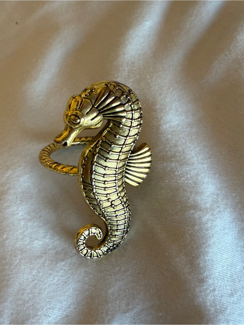 Gold Seahorse Reptile Decor Napkin Holder 1.5” Diameter - Gold Dinner Ware New